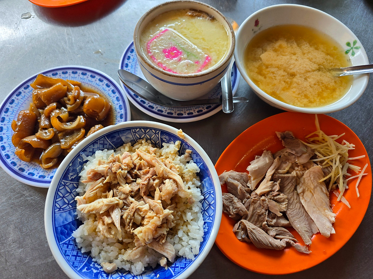 嘉義美食｜頭家火雞肉飯：東市場銅板美食，25元火雞肉飯與滑嫩蒸蛋必點！ @小齊嘴很忙