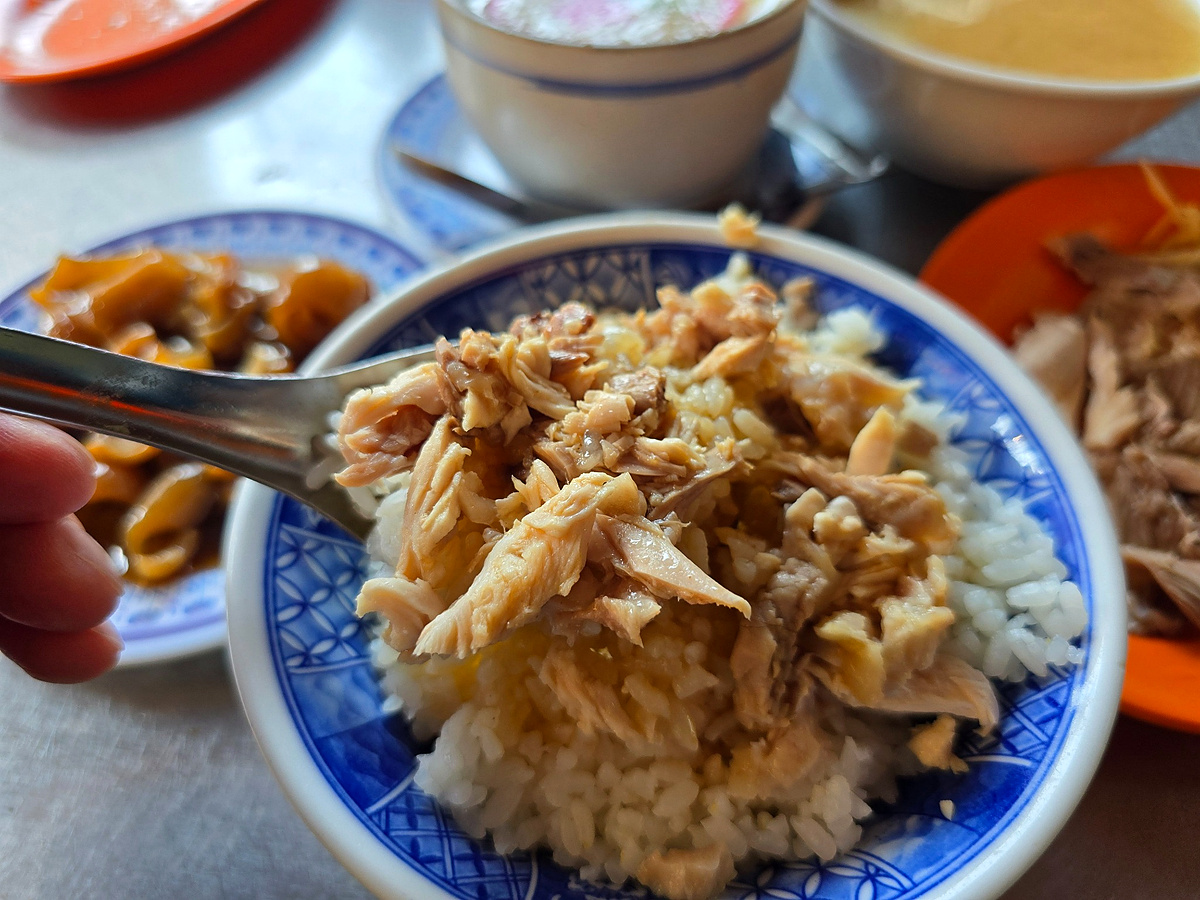 嘉義美食｜頭家火雞肉飯：東市場銅板美食，25元火雞肉飯與滑嫩蒸蛋必點！ @小齊嘴很忙