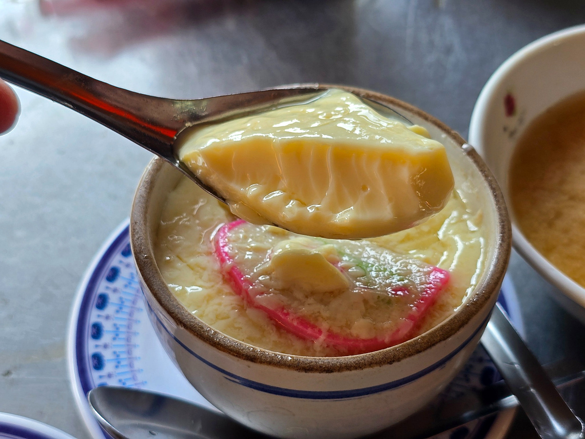 嘉義美食｜頭家火雞肉飯：東市場銅板美食，25元火雞肉飯與滑嫩蒸蛋必點！ @小齊嘴很忙