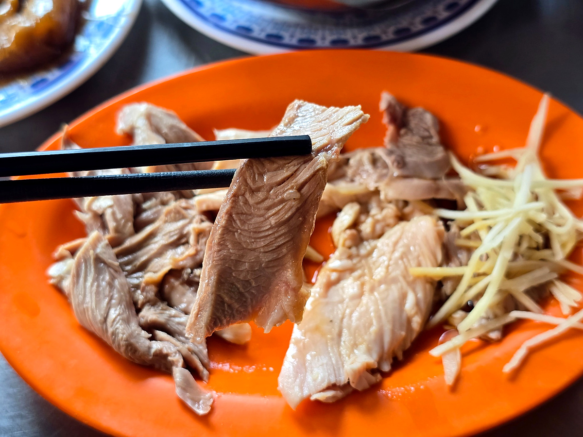 嘉義美食｜頭家火雞肉飯：東市場銅板美食，25元火雞肉飯與滑嫩蒸蛋必點！ @小齊嘴很忙